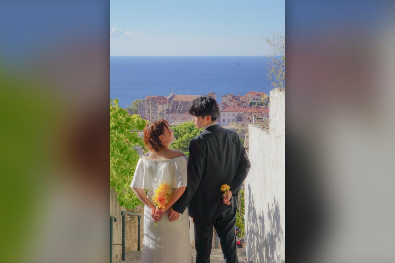 ドブロブニクの坂道で海を見下ろすふたり